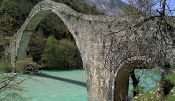 Σαν σήμερα 1 Φεβρουαρίου κατέρρευσε το Γεφύρι της Πλάκας