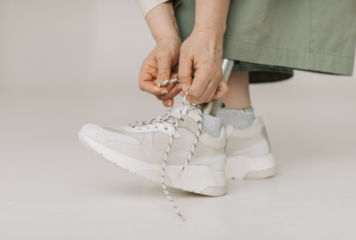 Sneakers ή Μοκασίνια; Πώς να Διαλέξεις τα Σωστά Παπούτσια για Κάθε Περίσταση