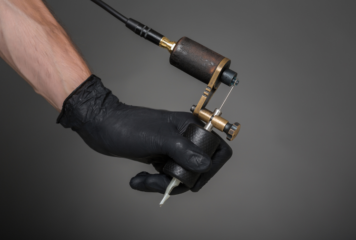 Από το «για πάντα» στο «όχι πια»: Πώς αλλάζουν οι τάσεις στα τατουάζ και πότε αξίζει η αφαίρεση