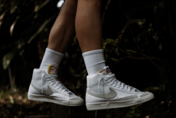 Διαχρονικά sneakers: Γιατί κάποια σχέδια δεν φεύγουν ποτέ από τη μόδα;