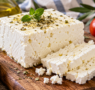 Συναγερμός για τη φέτα: Τα αποθέματα ίσως δεν βγάλουν τη χρονιά, προς τα 15-16 ευρώ η τιμή