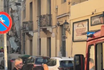 Ισχυρή έκρηξη σε κτήριο στην Πλάκα, τραυματίστηκε περαστικός, απεγκλωβίστηκαν δύο γυναίκες