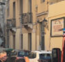 Ισχυρή έκρηξη σε κτήριο στην Πλάκα, τραυματίστηκε περαστικός, απεγκλωβίστηκαν δύο γυναίκες