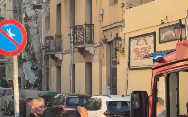 Ισχυρή έκρηξη σε κτήριο στην Πλάκα, τραυματίστηκε περαστικός, απεγκλωβίστηκαν δύο γυναίκες